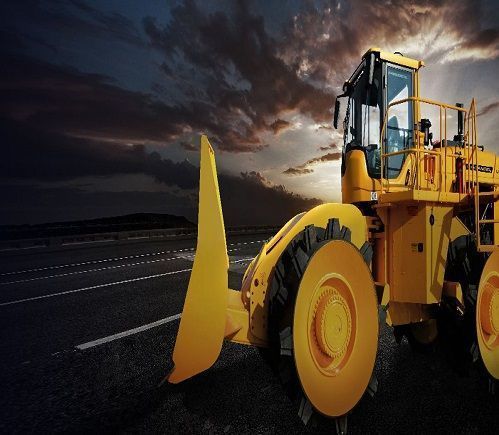 500 - 4 Potencia 700 CV Ancho de compactación 480 cm Fuerza de compactación 104,17 Kg/cm Peso 50.000 Kg Italiano Inglés