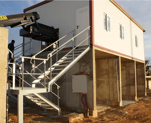 La estación de clasificación y separación KOMPLET es un sistema modular proyectado para ser ampliado y distribuido en planta en base a las exigencias del cliente. La estación puede incluir diferentes accesorios como techos, escaleras, iluminación, aislamiento térmico, cintas magnéticas y separadores de material liviano.