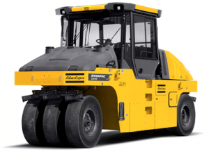 CP2100W Motor Cummins 130 CV Ancho de trabajo 2265 mm Peso 9.450 Kg Peso con lastre max. 21.000 Kg Peso con lastre de arena húmeda 14.150 Kg Carga en ruedas 1.350 KgCarga en ruedas lastre arena húmeda 2.020 Kg Carga en ruedas lastre max. 3.000 Kg Español