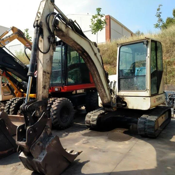 Miniexcavadora TEREX SCHAEFF HR 20 usada, motor Mitsubishi 51 CV, 5.650 kg, con cazo de 60 cm y enganche rápido.