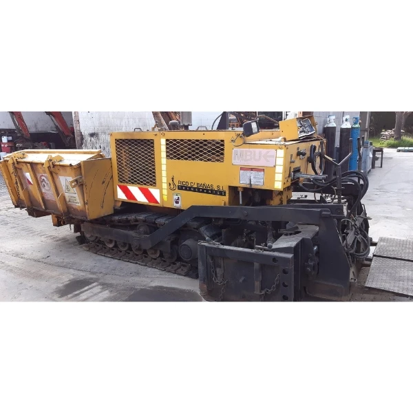 Ingersoll-Rand 350 P pavimentadora de asfalto compacta sobre orugas en zona de taller.