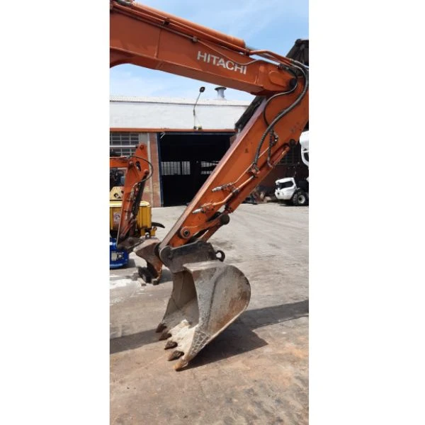 Brazo Y Cuchara De La Hitachi ZX80 SB De Segunda Mano, Excavadora De Cadenas Preparada Para Excavación Y Construcción.