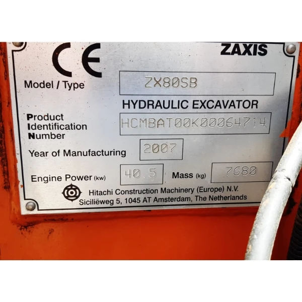 Placa Identificativa De La Hitachi ZX80 SB Con Modelo Y Año, Información Clave En Excavadora De Segunda Mano.