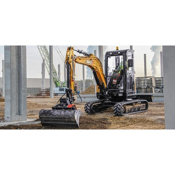 SANY SY35U excavadora giratoria entre estructuras de obra.