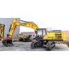 Excavadora SANY SY500H usando martillo hidráulico para demolición de roca en entorno minero.