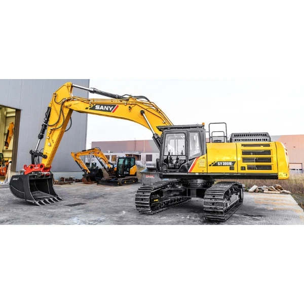 Excavadora SANY SY500H usando martillo hidráulico para demolición de roca en entorno minero.