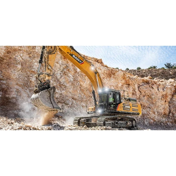 SANY SY500H excavadora hidráulica trabajando en cantera levantando roca con cucharón reforzado.