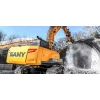 SANY SY500H desplazando grava con cucharón cargado durante obra minera activa.