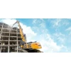 Excavadora SANY SY500HRD en demolición de estructura de edificio con brazo extendido.