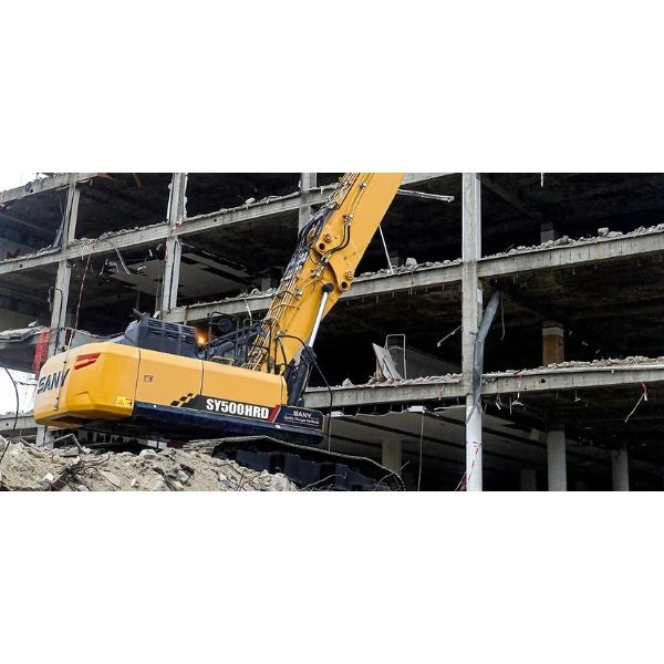 SANY SY500HRD operando en demolición controlada de edificio de hormigón armado.