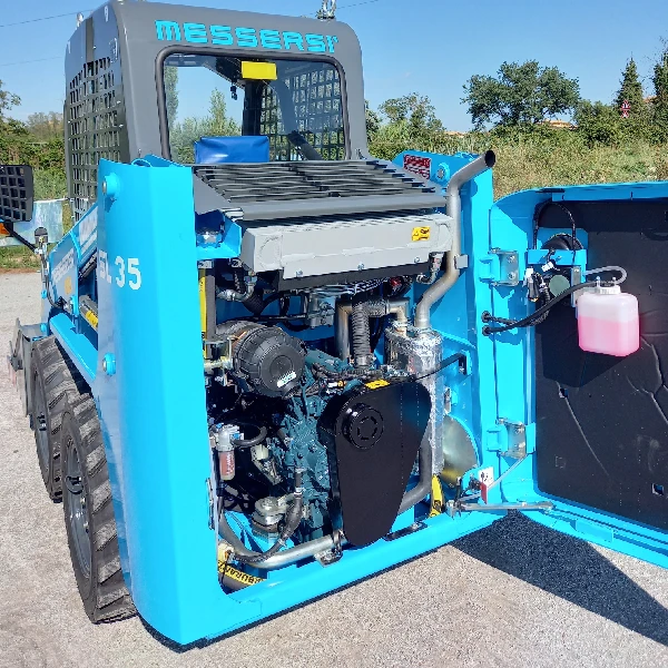 Vista detallada del motor diésel de la cargadora compacta Messersi SL35, mostrando su sistema de transmisión hidrostática y diseño robusto.