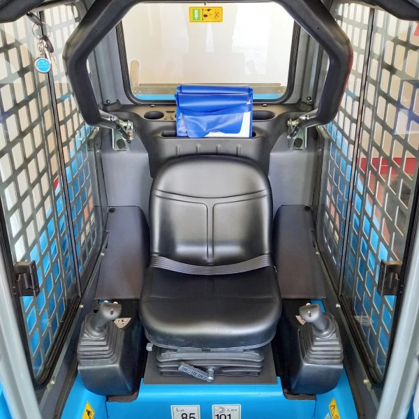 Interior de la cabina ROPS/FOPS de la Messersi SL35 y SL45, diseñada para proteger al operador y ofrecer comodidad.