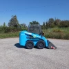 Cargadora compacta Messersi SL35 con servocontroles hidráulicos, destacando su diseño eficiente y maniobrabilidad.
