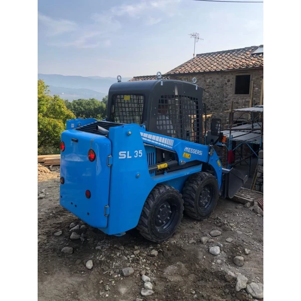 Cargadora compacta Messersi SL35 con servocontroles hidráulicos, destacando su diseño eficiente y maniobrabilidad.