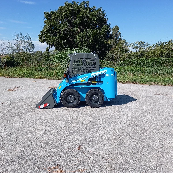 Messersi SL35 con transmisión hidráulica, mostrando su capacidad de trabajo en terrenos complejos.