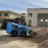 Cargadora compacta Messersi SL35 con servocontroles hidráulicos, destacando su diseño eficiente y maniobrabilidad.