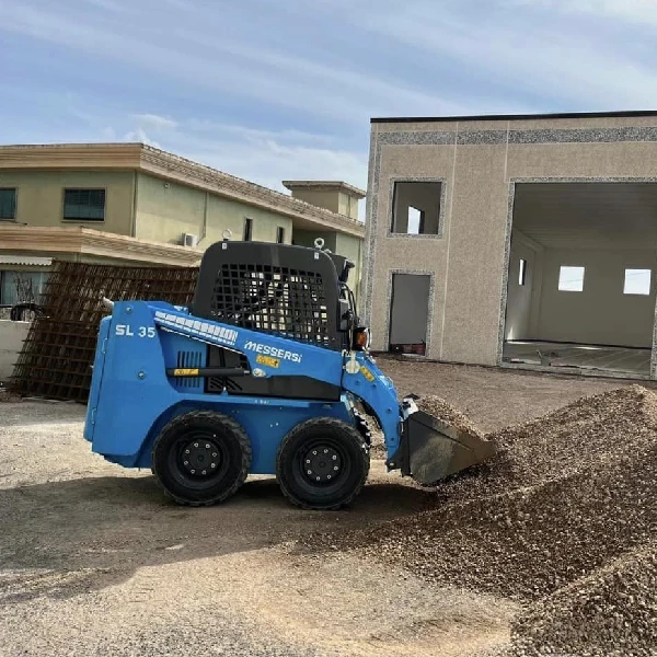 Cargadora compacta Messersi SL35 con servocontroles hidráulicos, destacando su diseño eficiente y maniobrabilidad.