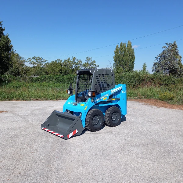 Cargadora hidrostática Messersi SL35 en terreno abierto, ideal para trabajos de precisión.