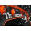 Motor Kubota de la minicargadora Eurocomach 17SK accesible desde la parte trasera.