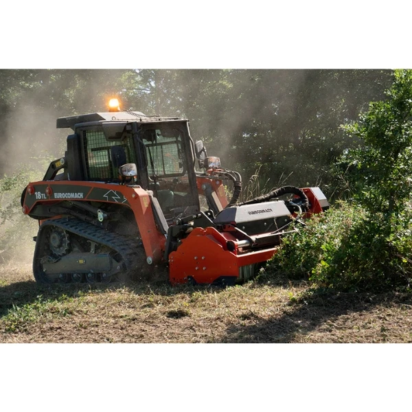 Eurocomach 18TL equipada con desbrozadora trabajando en zona forestal.