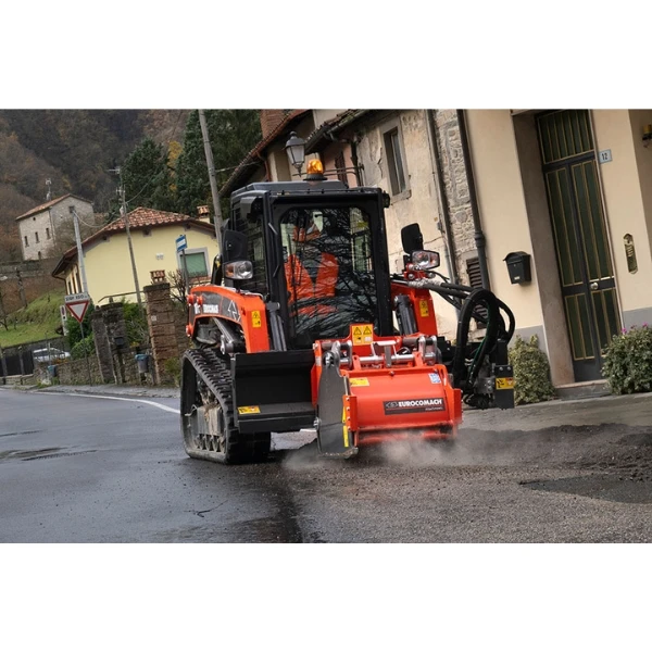 Eurocomach 18TL operando con fresadora de asfalto en entorno urbano.