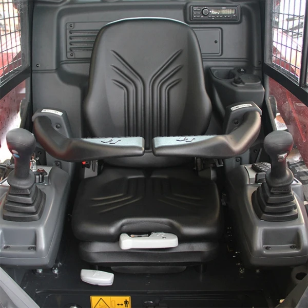 Vista interior de la cabina de la Eurocomach 19SK con mandos ergonómicos y joystick doble.