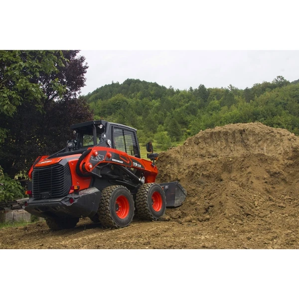 Minicargadora Eurocomach 19SK trabajando sobre tierra con excelente tracción y estabilidad.