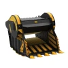 Cuchara trituradora BF135.8 de MB Crusher montada en excavadora de gran tonelaje.