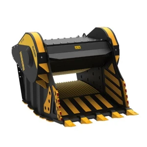 Cuchara trituradora BF135.8 de MB Crusher montada en excavadora de gran tonelaje.