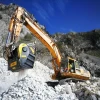 Cuchara trituradora BF135.8 montada en excavadora Liebherr trabajando en cantera.