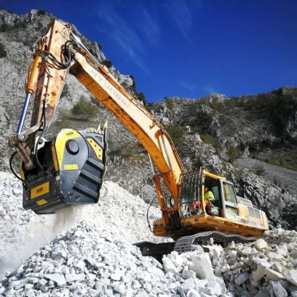 Cuchara trituradora BF135.8 montada en excavadora Liebherr trabajando en cantera.