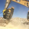 Trituradora MB Crusher BF150.10 trabajando con excavadora CAT en cantera seca.