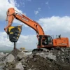 Excavadora Doosan con cuchara trituradora BF150.10 en operación de demolición.