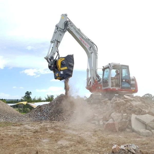 BF60.1 S4 triturando ladrillo y escombro en una obra de reciclaje urbano con excavadora Takeuchi.