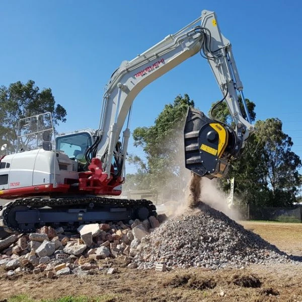 MB Crusher BF60.1 S4 acoplada a excavadora Takeuchi triturando escombros de demolición.