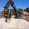 Cuchara Trituradora MB Crusher BF60.1 S4 instalada en excavadora Volvo trabajando sobre material calcáreo.
