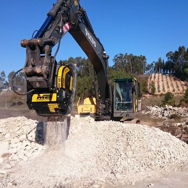 Cuchara Trituradora MB Crusher BF60.1 S4 instalada en excavadora Volvo trabajando sobre material calcáreo.