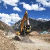MB BF70.2 S4 montada en excavadora trabajando en terreno montañoso.