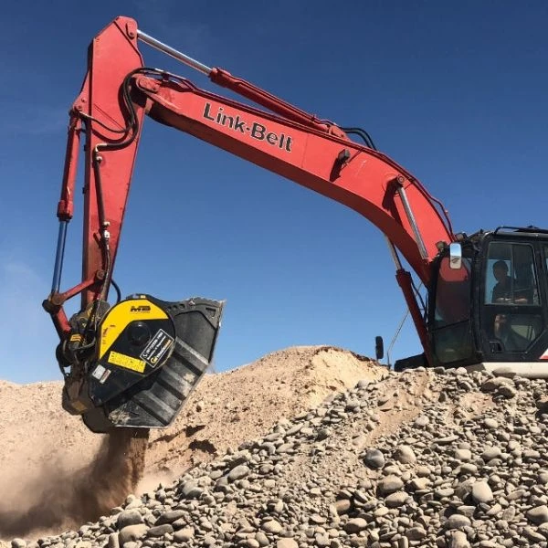 MB BF 80.3 S4 trabajando en cantera de áridos con excavadora Link-Belt.