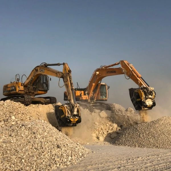 Dos cucharas MB BF 80.3 S4 instaladas en excavadoras JCB y Hyundai trabajando simultáneamente
