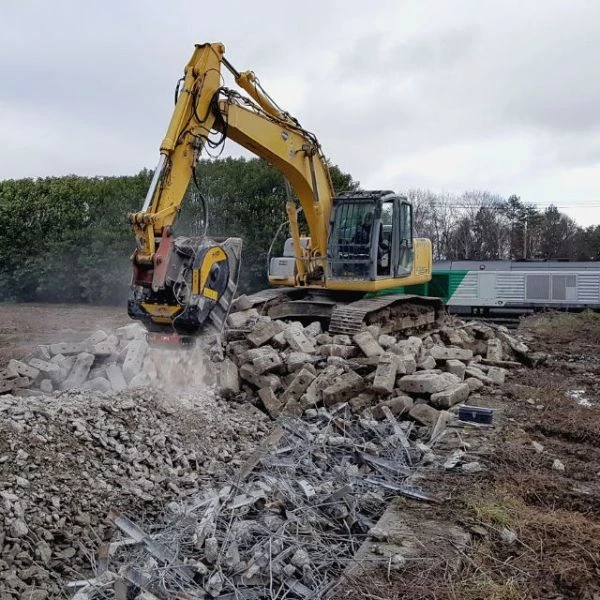 MB BF 80.3 S4 triturando escombros de hormigón armado en demolición.