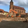 Cuchara MB BF90.3 S4 montada en excavadora Doosan en obra urbana.