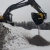 Cuchara trituradora MB BF90.3 S4 trabajando con excavadora Volvo en nieve