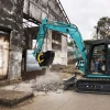 MB C50 S4 triturando hormigón en demolición urbana con excavadora compacta.