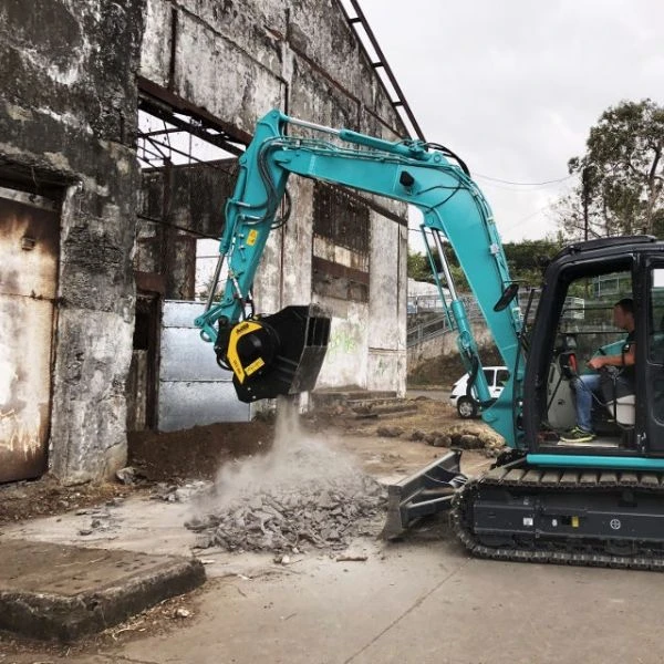 MB C50 S4 triturando hormigón en demolición urbana con excavadora compacta.