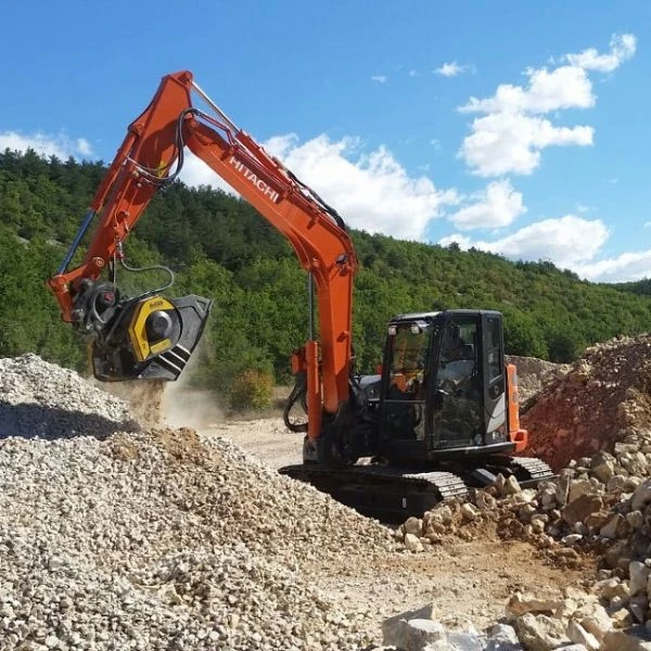 Cuchara trituradora MB C50 S4 en operación sobre escombro con excavadora Hitachi.