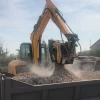 Cuchara Trituradora MB C50 S4 montada en excavadora JCB triturando escombros en contenedor.