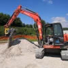 MB C50 S4 acoplada a Kubota KX080-4 triturando árido reciclado.
