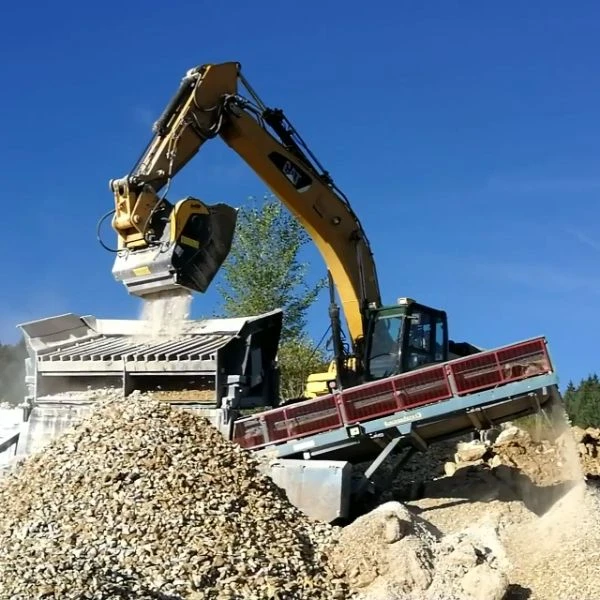Cuchara MB BF120.4 S4 vertiendo áridos en criba de clasificación
