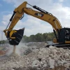 Cuchara trituradora MB BF120.4 S4 trabajando con excavadora CAT sobre áridos